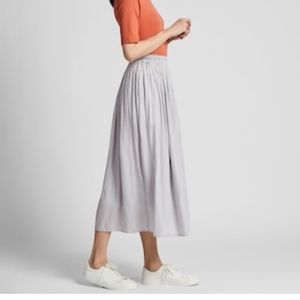 BRAND NEW Uniqlo light grey gathered skirt